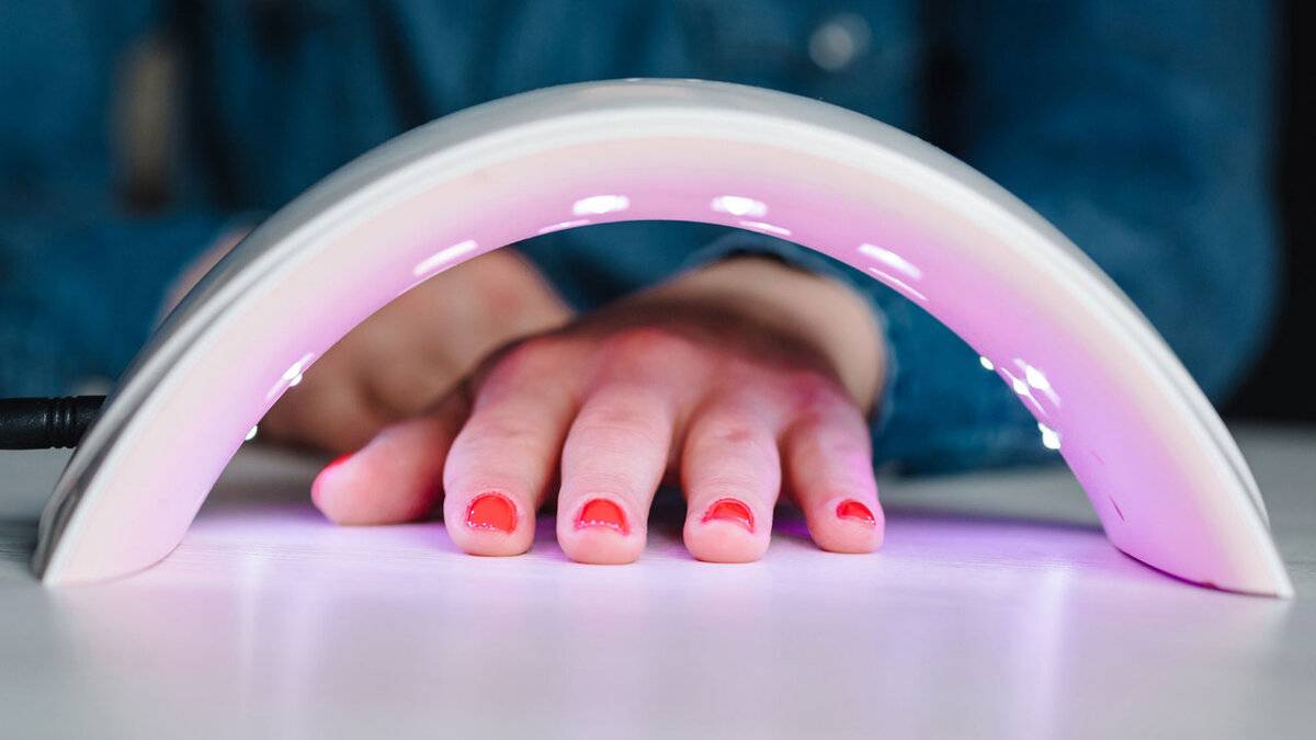 Aplicaciones de Esmalte Permanente y Uñas Postizas: Maneras de Proteger tus Manos
