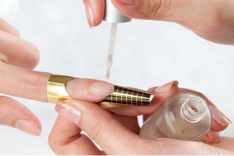 Aplicaciones de Esmalte Permanente y Uñas Postizas: Consejos para Proteger tus Manos