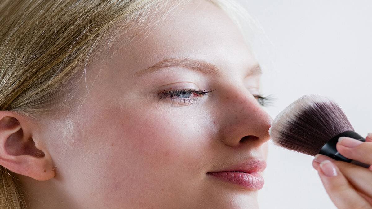 Estilo de Maquillaje Clean Girl que Refleja la Frescura del Verano
