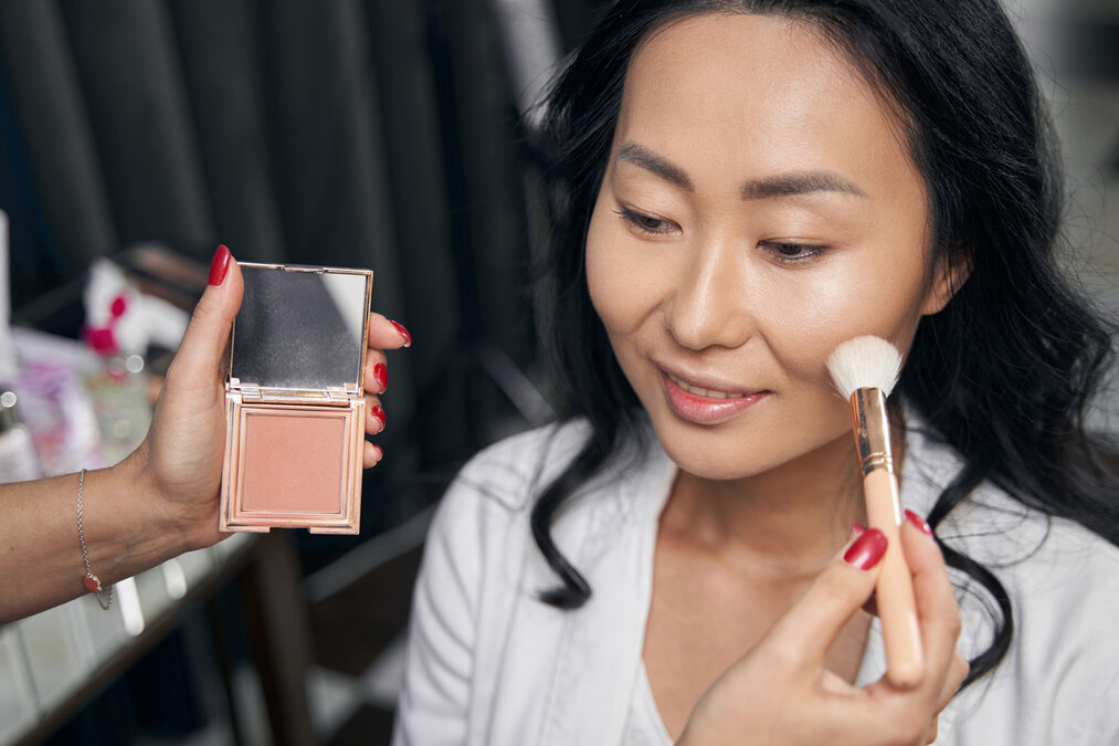 Estilo de Maquillaje Clean Girl que Refleja la Frescura del Verano