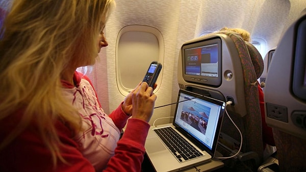 La Importancia del Modo Avión: Efecto de las Señales de Teléfono en la Seguridad del Vuelo