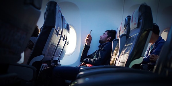 La Importancia del Modo Avión: Efecto de las Señales de Teléfono en la Seguridad del Vuelo