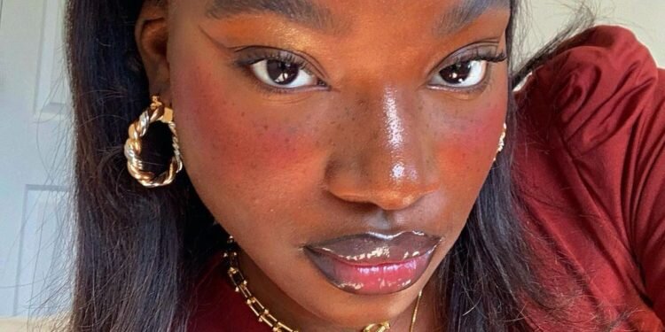 Boyfriend Blush: Estilo de Maquillaje Natural y Fresco