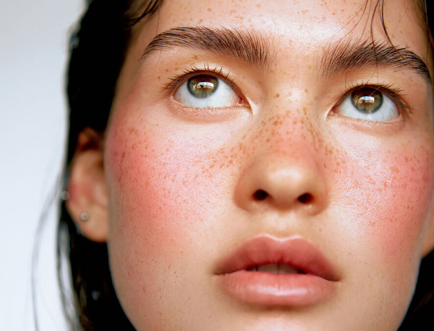 Boyfriend Blush: Estilo de Maquillaje Natural y Fresco