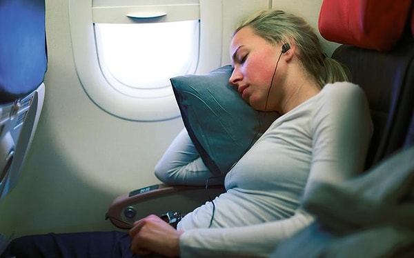 La importancia de los auriculares de doble entrada en los aviones y sus razones de uso