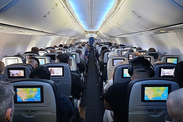 La importancia de los auriculares de doble entrada en los aviones y sus razones de uso