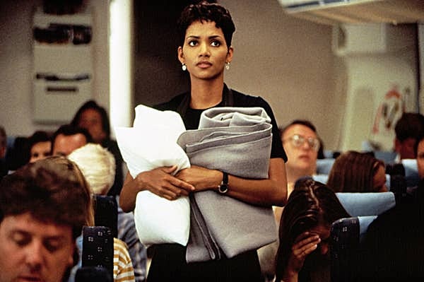 Advertencias importantes de los asistentes de vuelo en viajes en avión