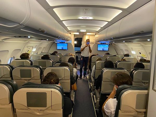 Advertencias importantes de los asistentes de vuelo en viajes en avión