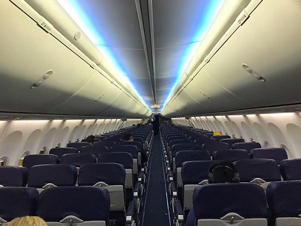 Advertencias importantes de los asistentes de vuelo en viajes en avión