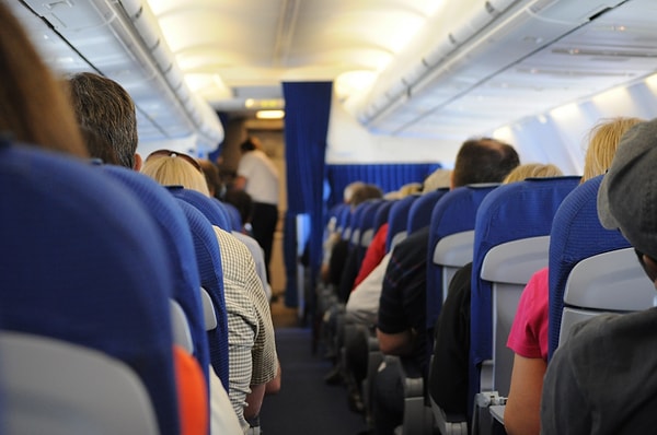 Advertencias importantes de los asistentes de vuelo en viajes en avión