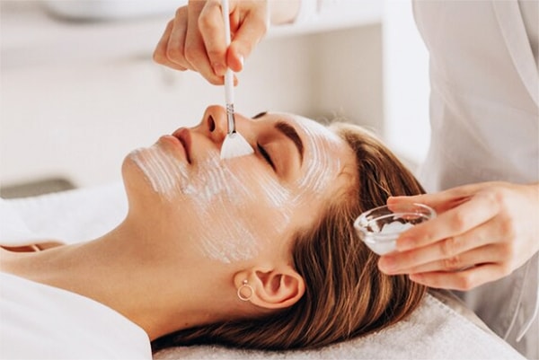 La Experiencia de Microneedling de Melia: Riesgos de las Operaciones Estéticas