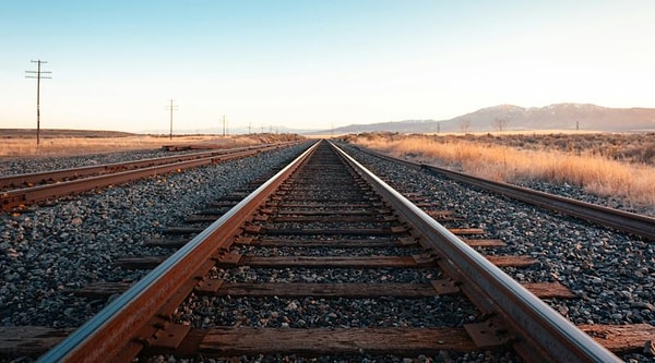 Tren y Ruedas de Vehículo: ¿Goma o Metal?