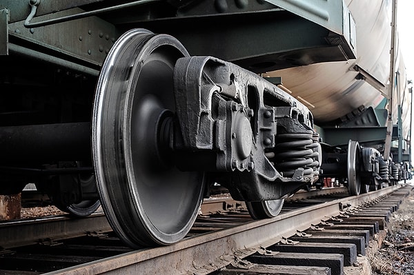 Tren y Ruedas de Vehículo: ¿Goma o Metal?