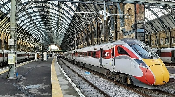 Tren y Ruedas de Vehículo: ¿Goma o Metal?