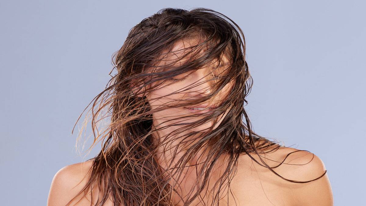 Daños de Dormir con el Cabello Mojado
